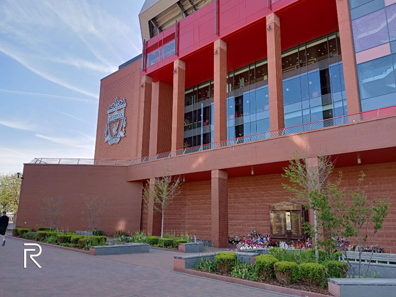 Khu vực tưởng niệm thảm hoạ Hillsborough năm 1989 bên dưới khán đài chính.