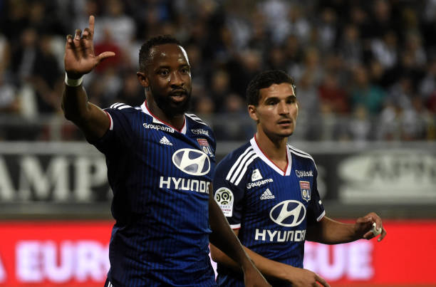 ... Cũng lại là Dembele với pha chớp thời cơ nhanh chóng giúp Lyon nâng tỷ số lên 2-1. Pha lập công đến ở khoảng thời gian cuối hiệp 1 đã mang lại lợi thế tinh thần khá lớn cho đoàn quân của HLV Sylvinho, qua đó, giúp họ dễ dàng làm chủ cục diện trong khoảng 45 phút tiếp theo.
