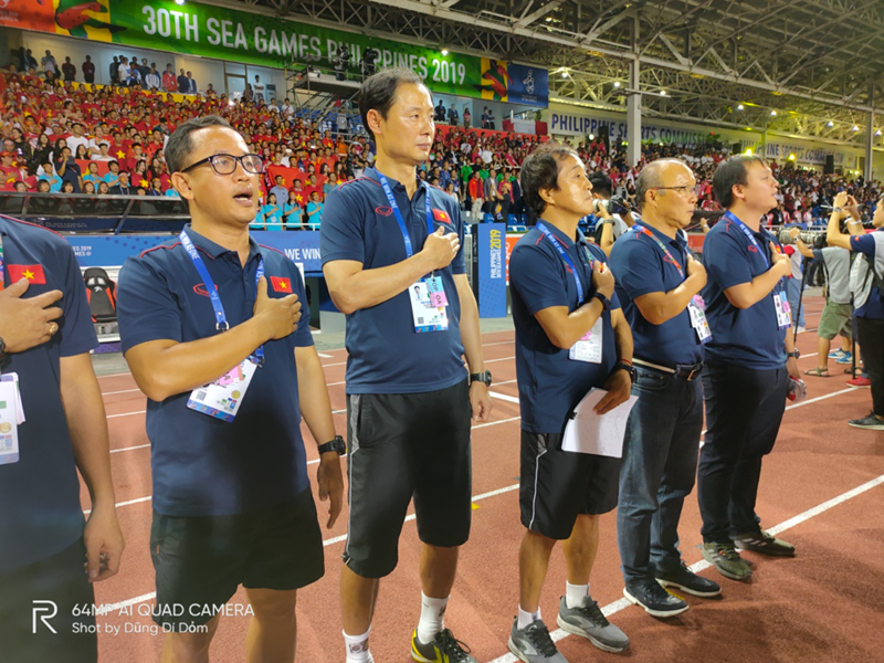 Tất cả được thể hiện qua ánh mắt đầy kiên quyết của ban huấn luyện, những người đã trải qua hành trình chuẩn bị kéo dài 6 tháng trời, với 9 đợt tập trung ngắn hạn để chọn ra được những cá nhân ưu tú, phù hợp nhất cho U22 Việt Nam.