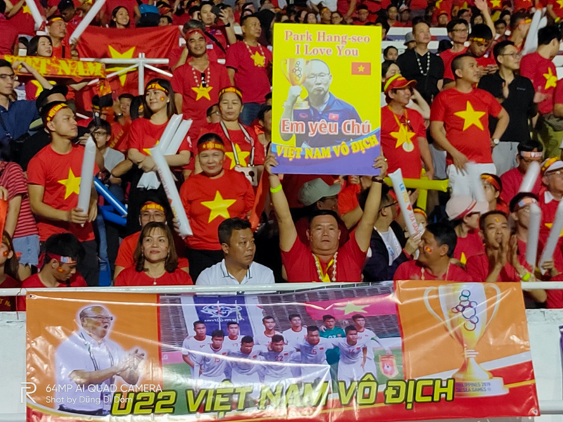 Trên khán đài, người hâm mộ đặt hết niềm tin vào tài nghệ dẫn dắt của HLV trưởng Park Hang-seo.