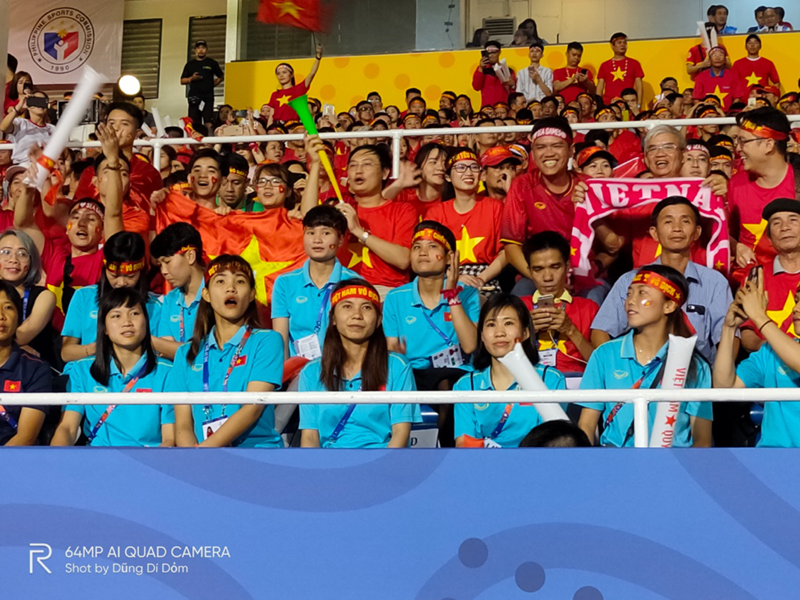 Sự có mặt của những nhà vô địch bóng đá nữ SEA Games 2019 - đội tuyển nữ Việt Nam - như tiếp thêm nguồn động lực cho các cầu thủ U22 Việt Nam cố gắng "bằng chị bằng em".