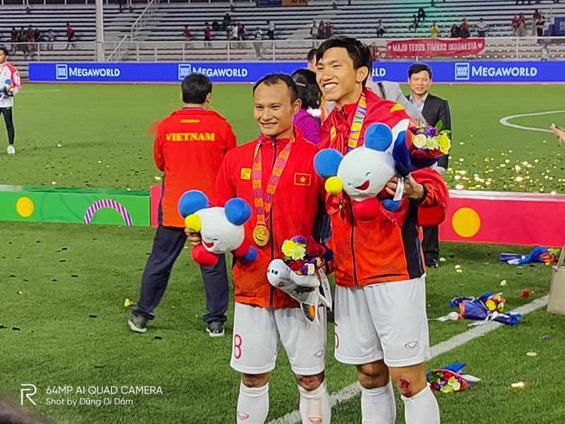 Trọng Hoàng và Văn Hậu – 2 cái tên nổi bật trong số những lựa chọn đúng đắn của thầy , 10 năm – khoảnh cách tuổi tác giữa 2 “thế hệ”, khoảng thời gian mà Hoàng “bò” được tham gia 2 trận chung kết.