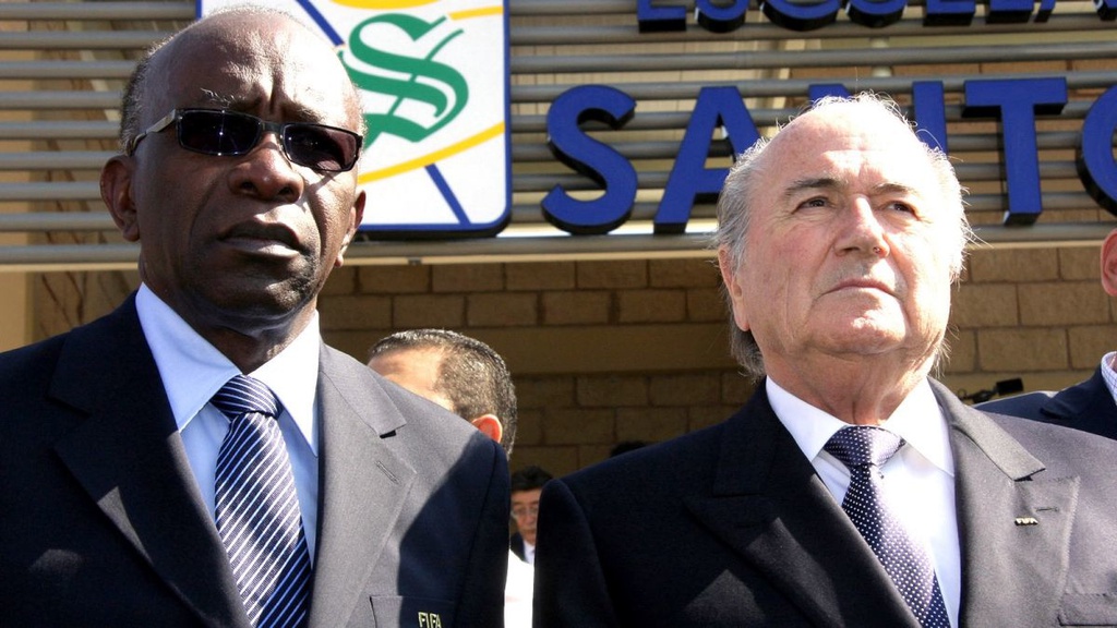 Warner (trái) từng trợ giúp rất nhiều cho cựu Chủ tịch FIFA Sepp Blatter. Ảnh: Getty.