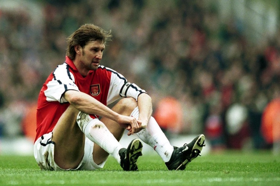 Tony Adams từng ra sân khi người vẫn lâng lâng vì men rượu.