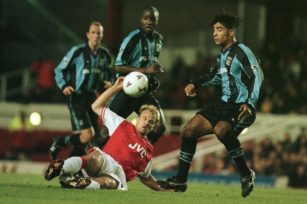 Dennis Bergkamp thường lựa chọn thời điểm để quyết định ngã.