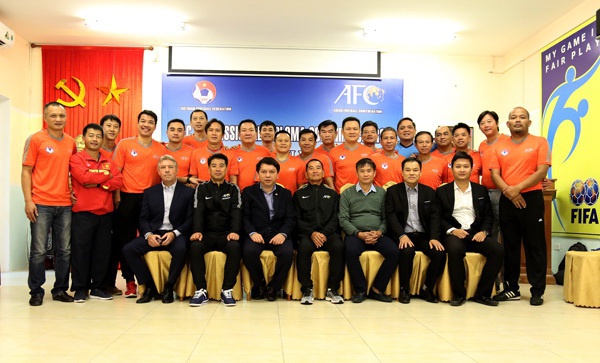 Ông Adachi (hàng ngồi, từ trái qua, áo đen thứ hai) ngồi cạnh GĐKT hiện tại Jurgen Gede. Ảnh: VFF.