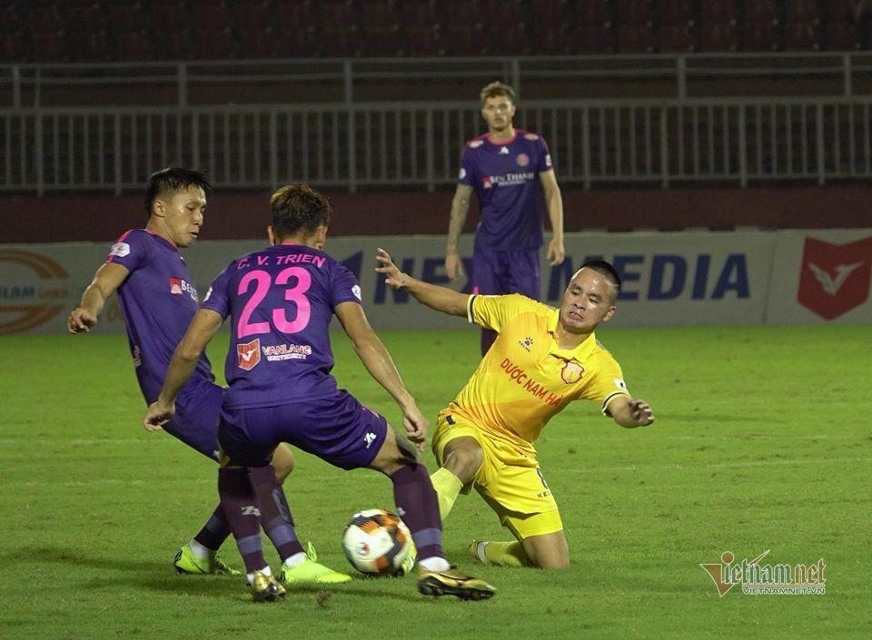Nam Định (áo vàng) thất bại vì chuyên môn là đương nhiên... Photo: Vietnamnet.