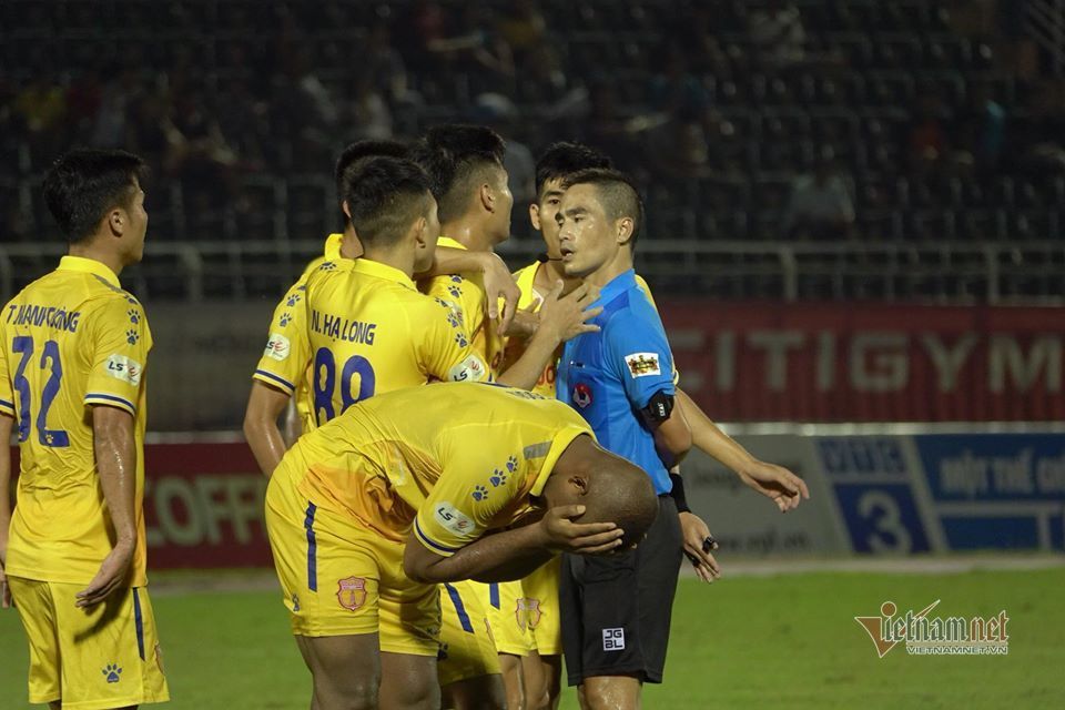... nhưng họ cũng có ấm ức với trọng tài Mai Xuân Hùng chứ không đơn giản... Photo: Vietnamnet.