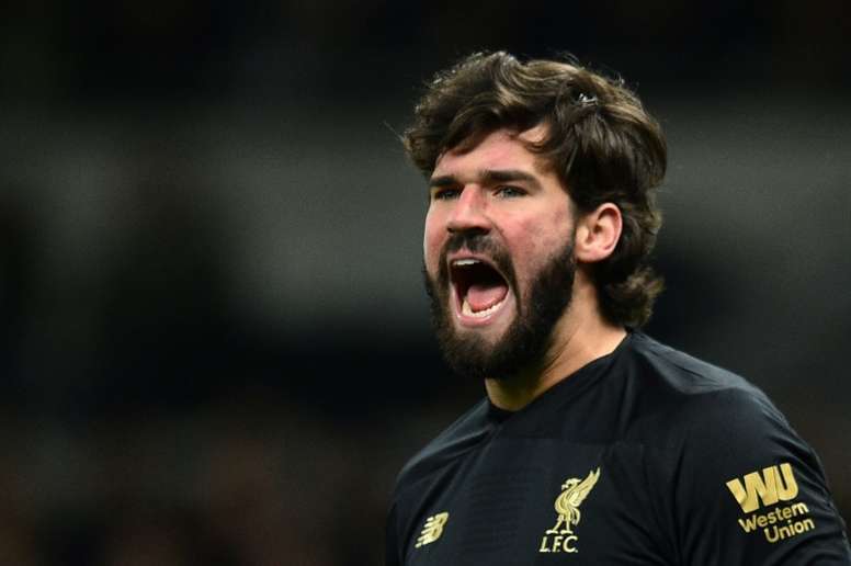 Thủ môn: Alisson Becker (Liverpool - 80 triệu euro). Thủ thành người Brazil đã vượt qua một cái tên đẳng cấp khác Ederson (56 triệu euro - Manchester City) để góp mặt vào đội hình tiêu biểu.