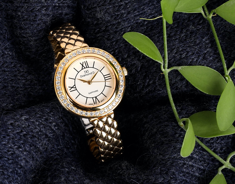 Đồng hồ Diamond D DM46325IG sang trọng với tông màu vàng kim cùng viền kim cương swarovsky lấp lánh ở mọi góc nhìn