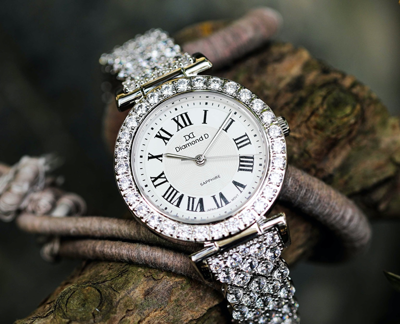 Đồng hồ Diamond D DM4633B5 xinh xắn yêu kiều như một chiếc lắc tay.