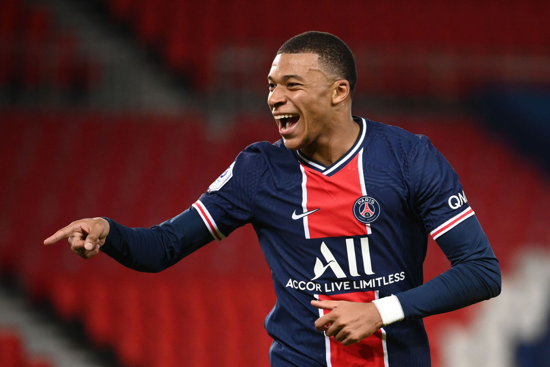 Mbappe góp công vào thắng lợi của PSG trước Troyes.