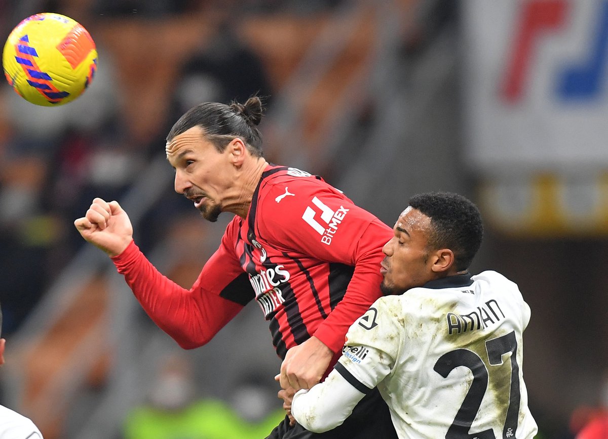 Phút 90+4, Ibra đã đánh bại toàn bộ hàng thủ áo trắng nhưng cú đánh đầu của anh lại đưa bóng đi trúng xà.