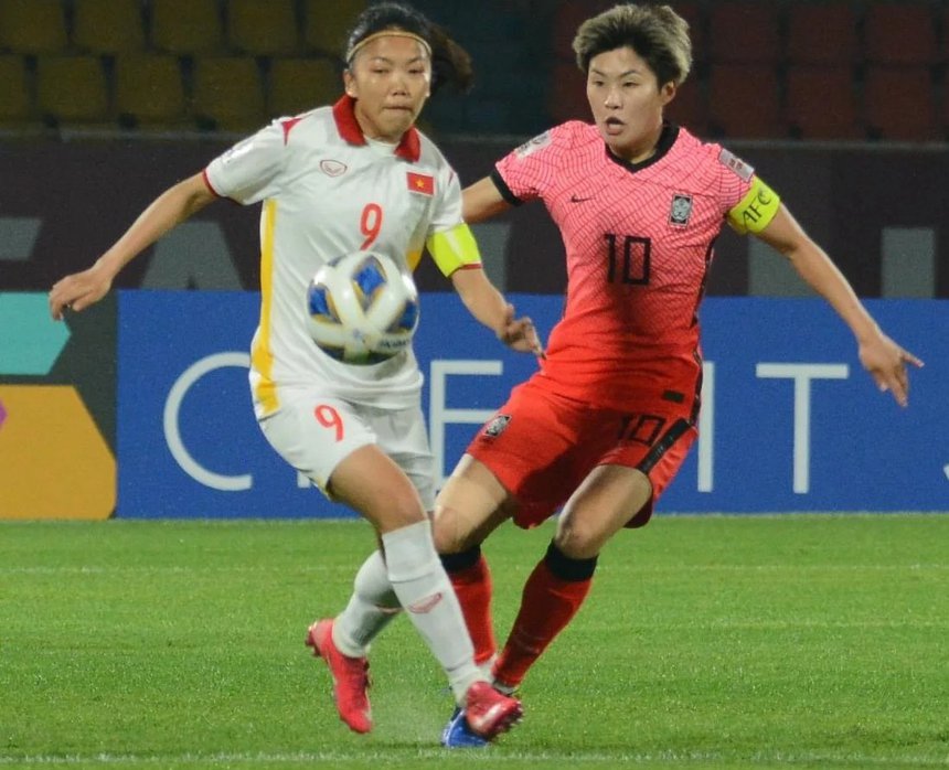 Huỳnh Như và các đồng đội đã chơi đầy nỗ lực trước tuyển nữ Hàn Quốc. Ảnh: AFC.