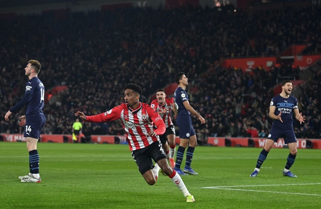Manchester City đang có chuỗi 12 chiến thắng liên tiếp nhưng trên sân nhà St Mary's, Southampton cũng sở hữu phong độ tốt với 7 trận bất bại. Chủ nhà sớm tạo bất ngờ bằng bàn mở tỷ số ở ngay phút thứ 7.