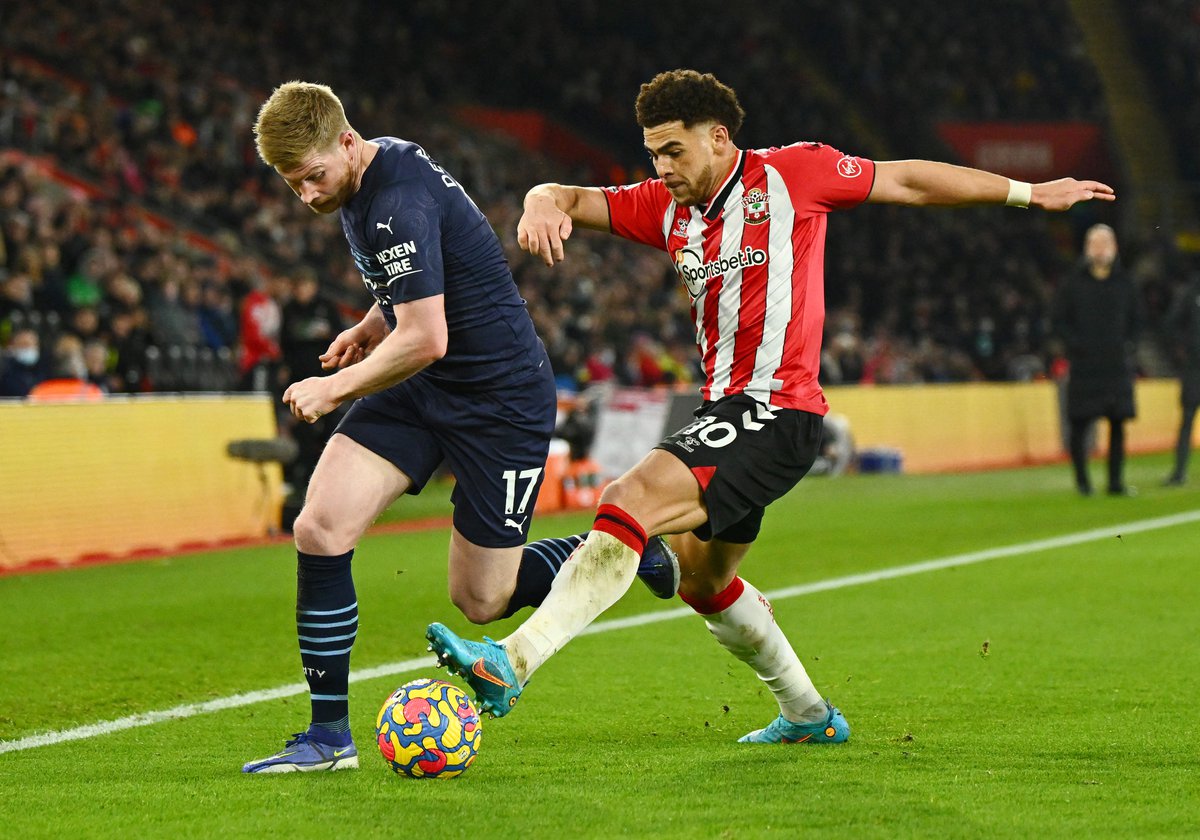 Southampton vẫn luôn là đối thủ ưa thích của De Bruyne. Trong 11 lần chạm trán "The Saints", tiền vệ người Bỉ đã góp công vào 12 bàn (4 bàn, 8 kiến tạo). De Bruyne đã có số pha kiến tạo ở Ngoại hạng Anh bằng David Beckham (80) nhưng chơi ít hơn tiền bối 68 trận. Phút 70, ngôi sao người Bỉ suýt ghi tên lên bảng điện tử. Cú sút xa của anh vượt qua tầm với của thủ môn nhưng lại tìm đến cột.