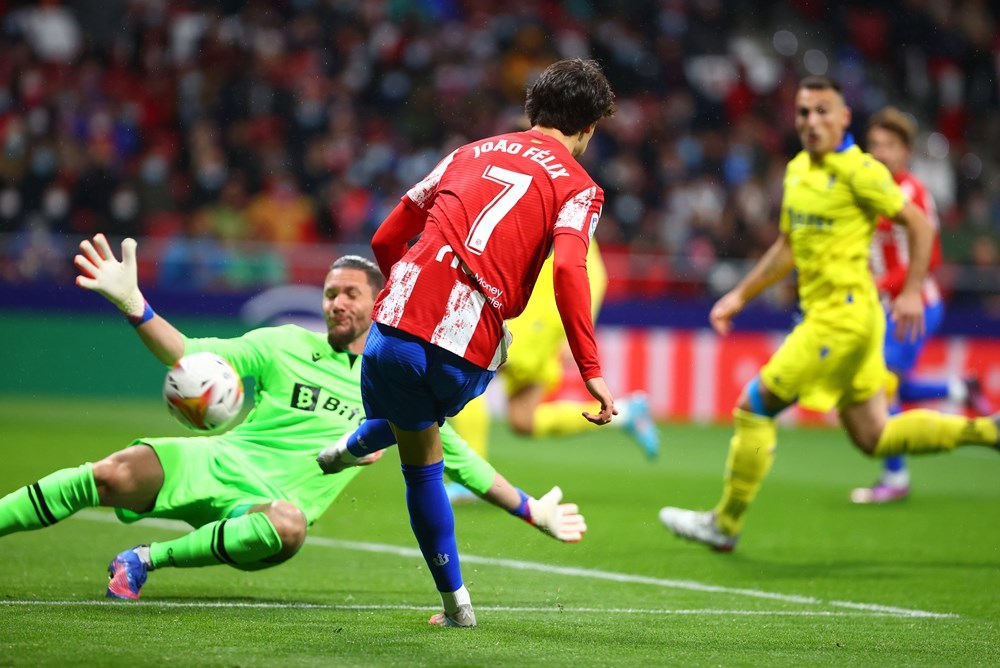 Ngay phút thứ 3, Atletico đã có bàn mở tỷ sau tình huống "biếu không" của thủ thành phía Cadiz, khi anh chuyền bóng đúng chân Joao Felix trong vòng cấm.