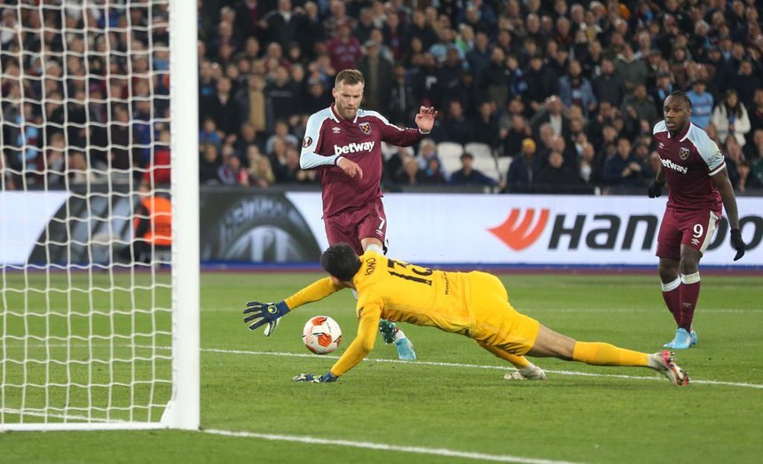 Tỷ số 1-0 được giữ nguyên cho đến hết 90 phút. West Ham và Sevilla hòa 1-1 sau 2 lượt trận và phải giải quyết thắng thua bằng hiệp phụ. Phút 112, CĐV tại sân Olympic London vỡ òa cảm xúc khi chứng kiến Andriy Yarmolenko đá bồi tung lưới đội khách, ấn định tỷ số 2-0 ở trận lượt về, sau pha sút xa bất thành của Pablo Fornals.