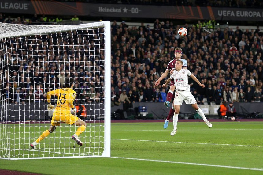 West Ham thi đấu tự tin trên sân nhà. Đoàn quân của HLV David Moyes trình diễn lối đá phòng ngự chặt chẽ và tấn công biên quen thuộc. Phút 39, "Búa tạ" vượt lên dẫn trước nhờ pha đánh đầu hiểm hóc của Tomas Soucek, tiền vệ có khả năng chơi đầu tốt nhất của đội bóng thành London.
