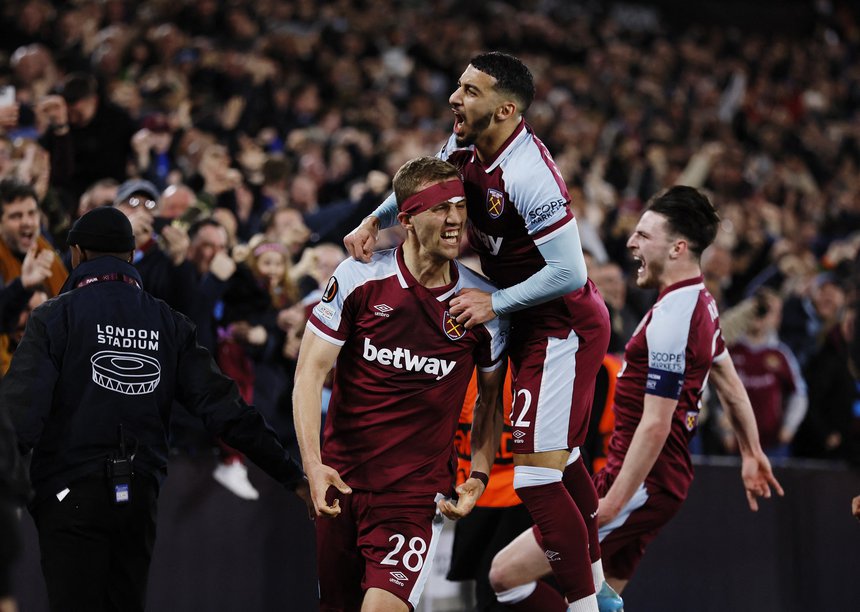 West Ham đang trải qua mùa giải như mơ dưới sự dẫn dắt của HLV David Moyes. Đại diện thành London xuất sắc vượt qua Sevilla, CLB giàu thành tích nhất Europa League để vào vòng 8 đội mạnh nhất tại giải đấu cúp này lần đầu tiên trong lịch sử. Ở Premier League, "Búa tạ" cũng đang cạnh tranh sòng phẳng với các ông lớn một vị trí trong nhóm dự cúp châu Âu.