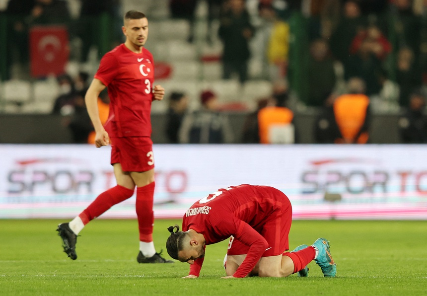 Phút 83, Donnarumma lại mắc sai lầm trong bàn thua của tuyển Italy. Thủ môn của PSG phán đoán bóng không chuẩn xác và để Dursun dứt điểm cận thành giúp Thổ Nhĩ Kỳ rút ngắn cách biệt.