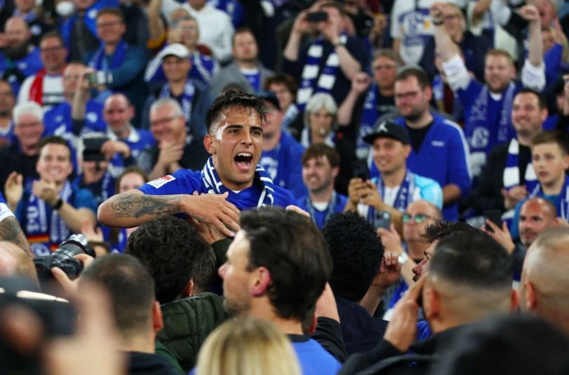 Tiền vệ Zalazar trở thành người hùng của Schalke với bàn quyết định. Ảnh: Reuters.