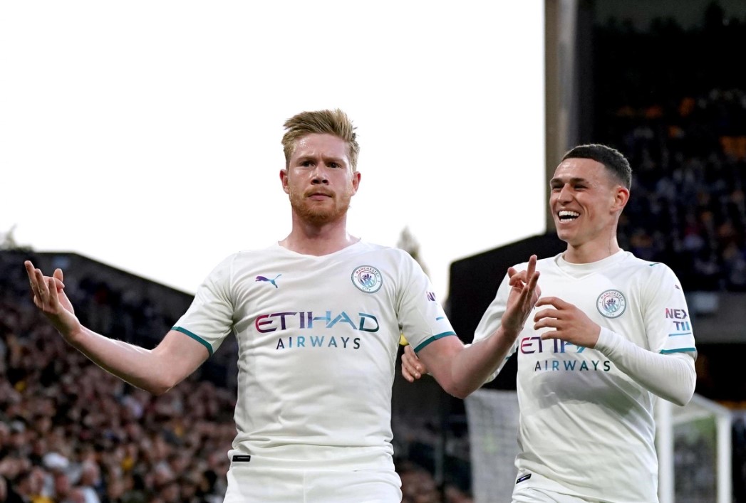 Tiền vệ tấn công: Kevin de Bruyne (90 triệu euro). Lần chuyển đến Man City từ Wolfsburg vào năm 2015 đã đánh dấu sự trở lại mạnh mẽ của chân chuyền người Bỉ tại Premier League, sau quãng thời gian thi đấu đáng quên trong màu áo Chelsea.