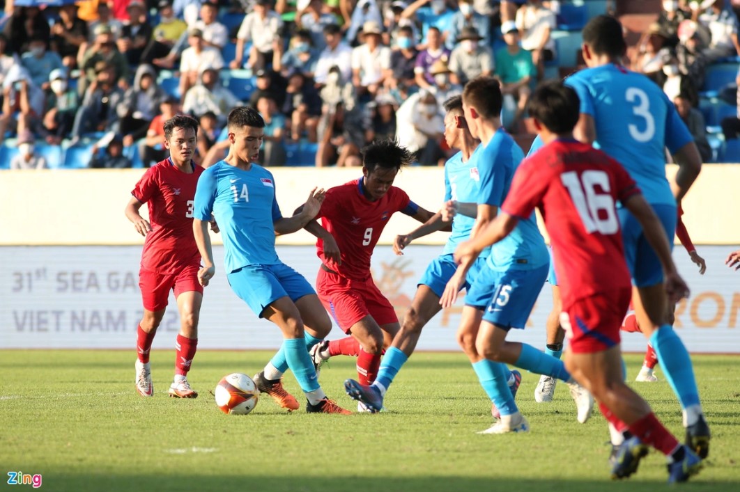 Sieng Chanthea (số 9) từng tung hoành trước U23 Lào nhưng đã bất lực khi hàng thủ U23 Singapore được tổ chức tốt. Ảnh: Nguyên Khang.