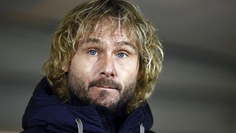 Ảnh bài viết Nedved ôm ấp 3 người phụ nữ lạ mặt