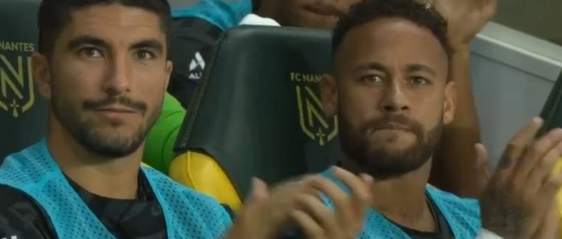 Neymar chúc mừng pha lập công của Mbappe.