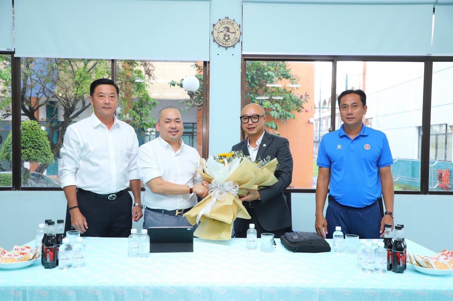 ... mà đau ở chỗ tất cả lời hứa gắn bó với bóng đá Sài thành chỉ là lời nói dối.