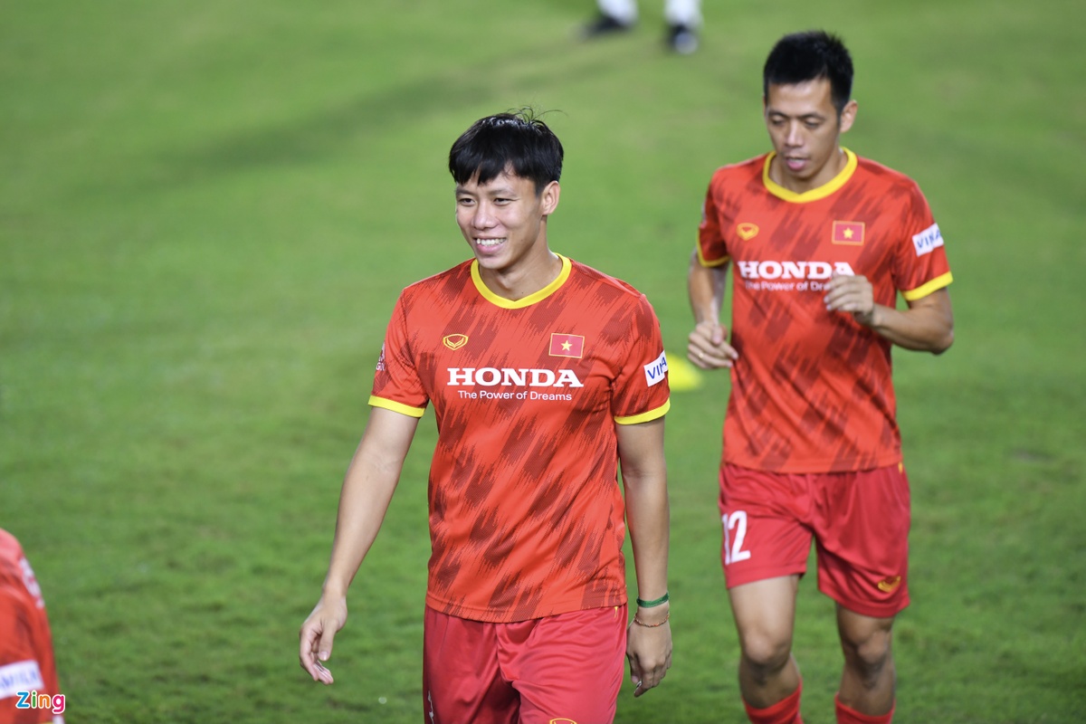 Trừ trường hợp của Tấn Tài và Thành Chung, tất cả cầu thủ còn lại đều đang có phong độ tốt và tâm lý khá thoải mái. Quế Ngọc Hải luôn tươi cười trong suốt quá trình khởi động.