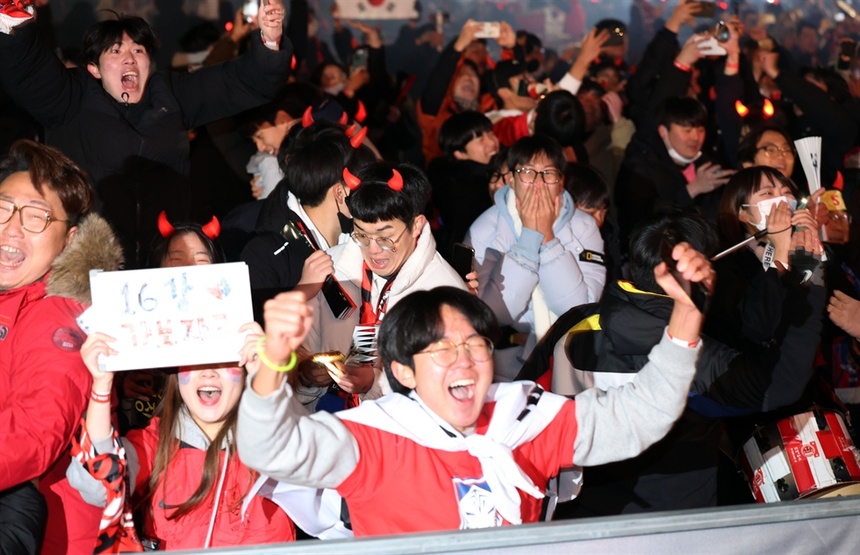 Đám đông hò reo ăn mừng đầy phấn khích. Lần đầu tiên kể từ World Cup 2010 tại Nam Phi, Hàn Quốc mới có mặt ở vòng 16 đội. Ở giải đấu gần nhất năm 2018, đội tuyển xứ kim chi dừng chân ngay vòng bảng.