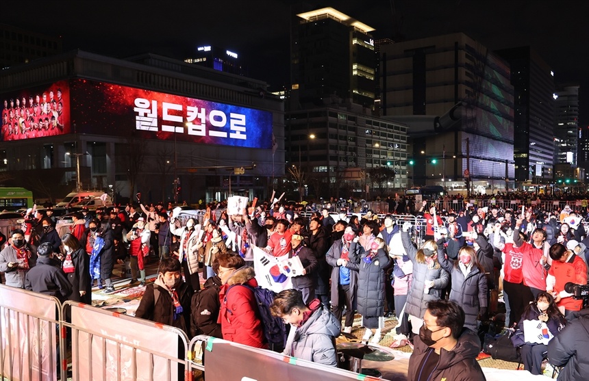 Yonhap đưa tin hơn 8.000 CĐV Hàn Quốc tập trung tại quảng trường Gwanghwamun tại trung tâm thành phố Seoul để cổ vũ thầy trò HLV Paulo Bento. Tất cả vỡ òa cảm xúc sau bàn thắng ở phút 90+1 của Hwang Hee-chan giúp Hàn Quốc giành vé đi tiếp đầy kịch tính.
