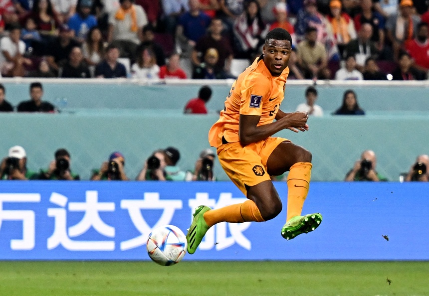Hậu vệ phải Dumfries ghi bàn ấn định tỷ số 3-0 cho Hà Lan sau hai pha kiến tạo trước đó. Ảnh: Reuters.