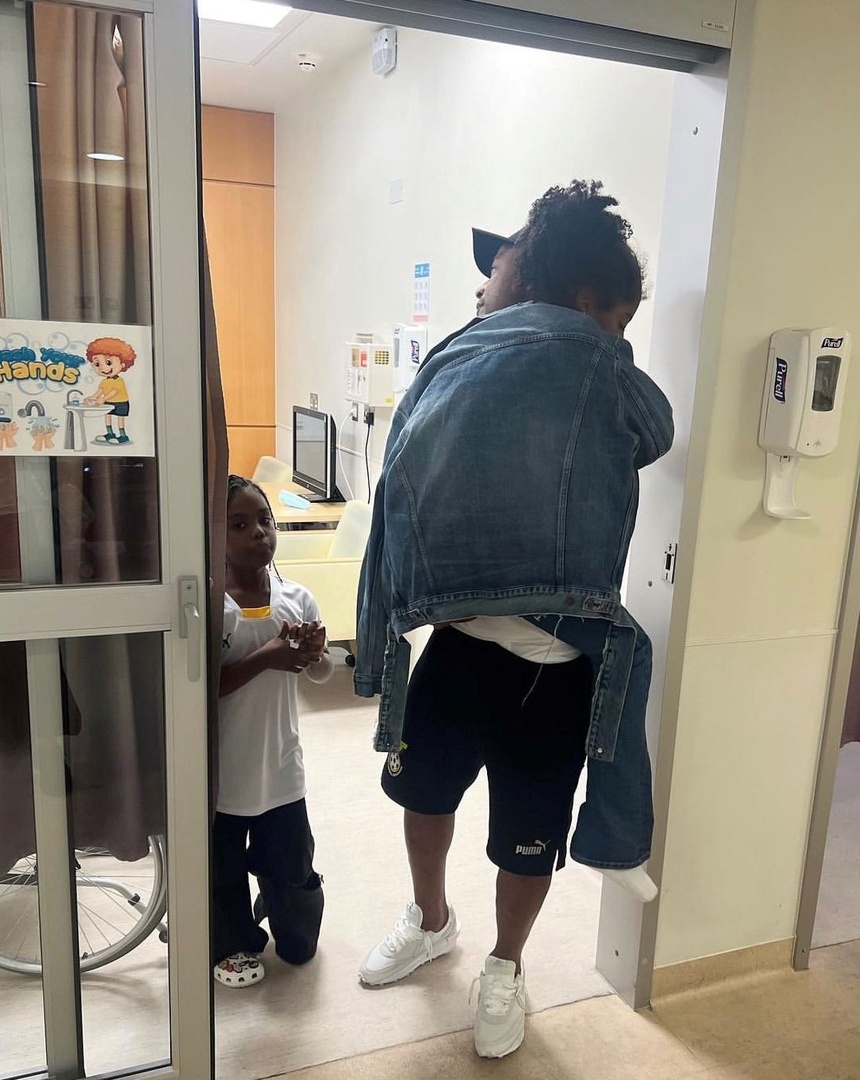 Ayew ở bệnh viện cùng con gái. Ảnh: Instagram NV.