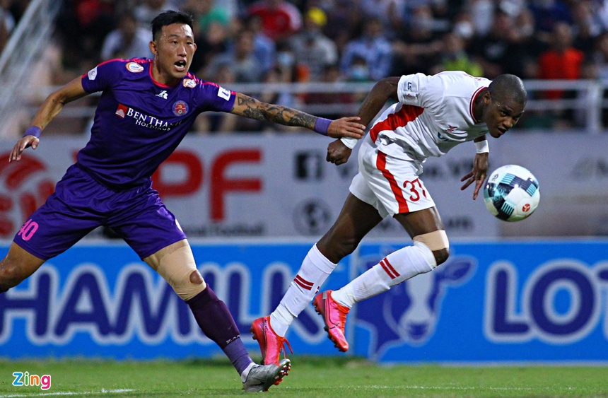 Trung vệ Hàn Quốc Ahn Byung-keon (trái) hiểu rõ cả K-League 2 lẫn V.League. Ảnh: Quang Thịnh.
