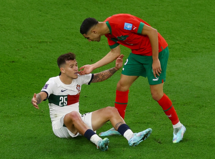 Hakimi (áo đỏ) chỉ chăm chăm phạm lỗi trong vùng cấm địa và may mắn không phải trả giá. Ảnh: Reuters.