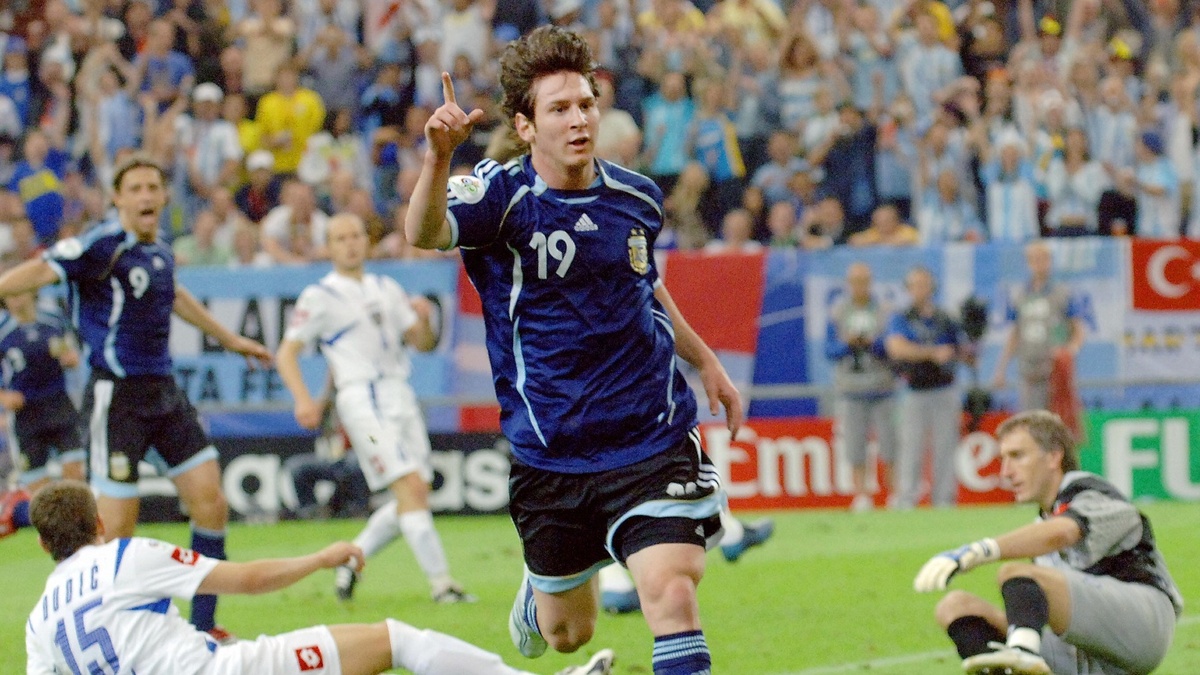 Lionel Messi, khi ấy 18 tuổi, đá trận World Cup đầu tiên trong sự nghiệp. Anh vào sân thay người ở phút 74, lập tức ghi 1 bàn và có 1 kiến tạo trong trận Argentina thắng Serbia & Montenegro 7-0 ở vòng bảng năm 2006. Argentina vào tứ kết nhưng để thua Đức trong loạt sút luân lưu. HLV Jose Pekerman bị chỉ trích vì không sử dụng Leo trong trận đấu này.