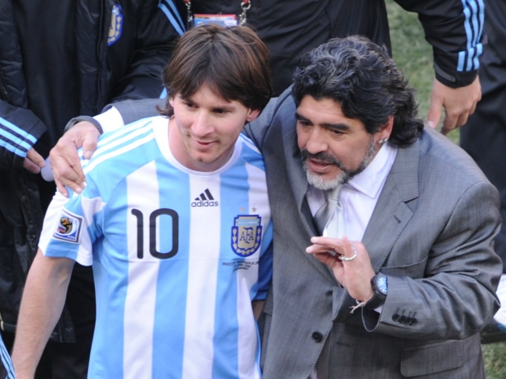 Huyền thoại Diego Maradona được kỳ vọng giúp Argentina làm nên chuyện tại World Cup 2010. Tuy nhiên, quyết định bố trí Messi trong vai trò lùi sâu phản tác dụng. Argentina tiếp tục gục ngã trước Đức ở tứ kết. Lần này, họ thua đậm với tỷ số 0-4. Messi rời giải mà không có bàn thắng nào. Người hâm mộ bắt đầu nghi ngờ tầm ảnh hưởng của Leo với ĐTQG.