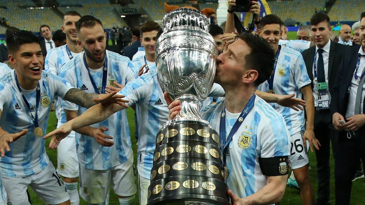 Sau nhiều tổn thương, Messi có thể mỉm cười với ĐTQG. Copa America 2021, anh cùng Argentina đánh bại Brazil 1-0 trong trận chung kết. Messi giành cú đúp danh hiệu cá nhân gồm "Cầu thủ hay nhất giải" và "Vua phá lưới".