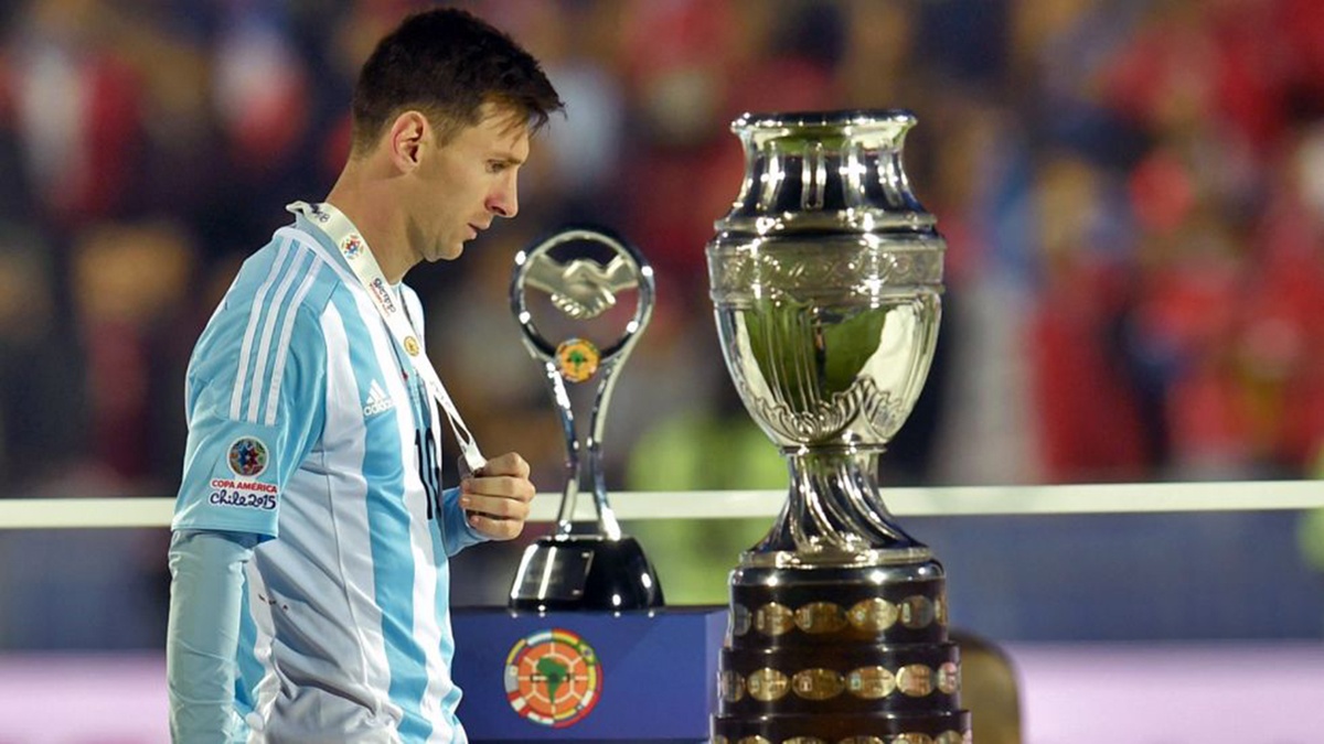 Sau World Cup 2014, Messi trải qua thời gian tồi tệ với ĐTQG. Anh cùng Argentina hai lần thất bại trước Chile trong loạt sút luân lưu ở chung kết Copa America 2015 và 2016. El Pulga quyết định dừng lại. Anh tuyên bố: "Sự nghiệp của tôi với ĐTQG khép lại. Tôi làm tất cả có thể. Thật đau đớn khi không thể vô địch cùng Argentina".