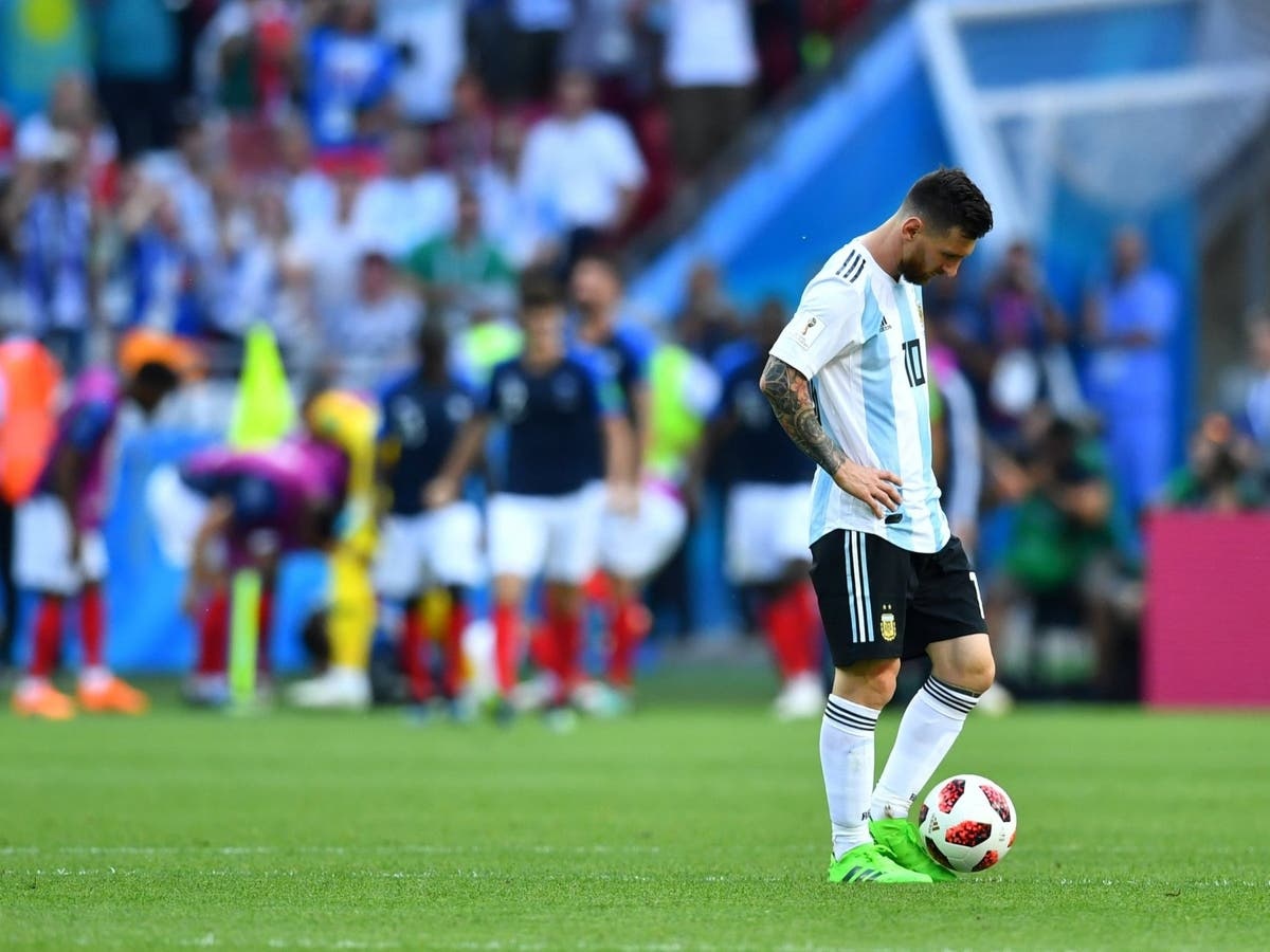 Thế nhưng, vinh quang ở ĐTQG luôn né tránh Messi. World Cup 2018, Argentina gặp khó khăn và chỉ vượt qua được vòng bảng nhờ bàn thắng ở phút cuối của Marcos Rojo trước Nigeria. Argentina thất bại 3-4 trước Pháp ở vòng 16 đội.