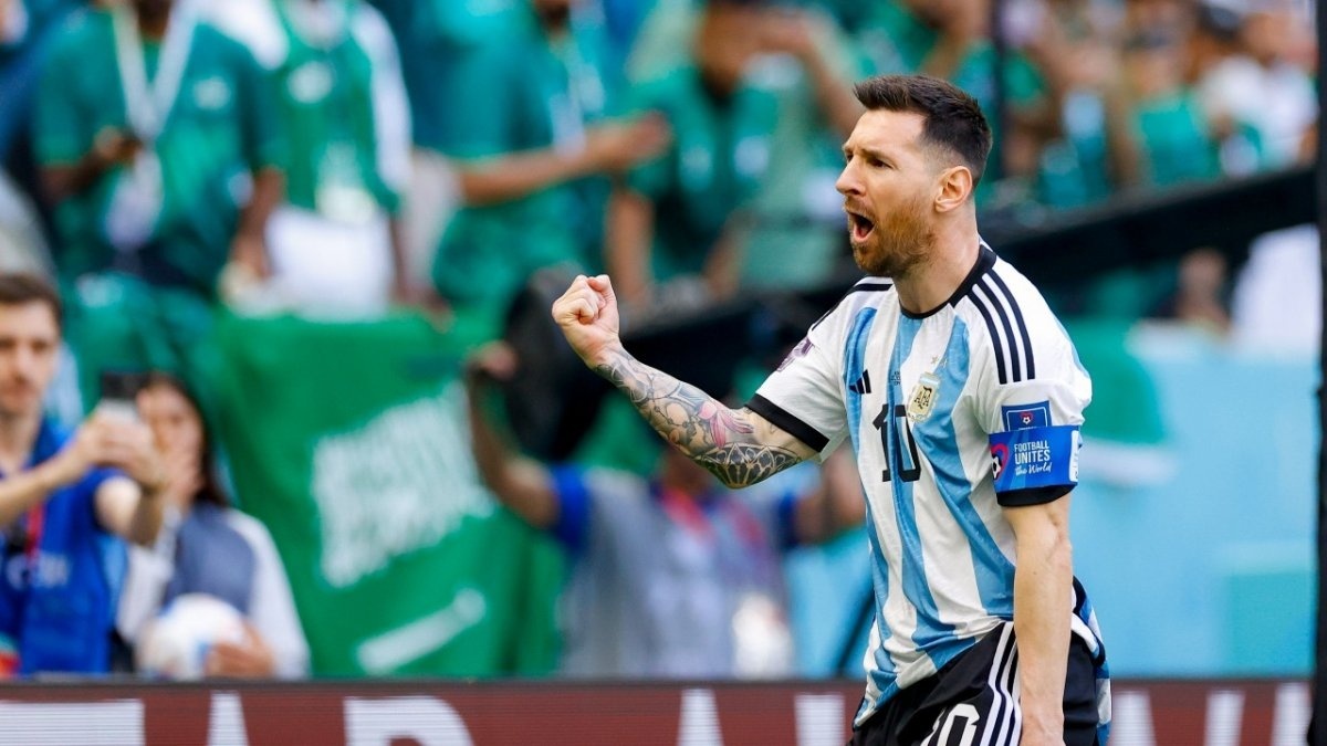 Argentina tới World Cup 2022 với sự tự tin lớn. Dù vậy, họ sớm đón nhận cú sốc khi để thua Saudi Arabia 1-2 ở trận ra quân. HLV Lionel Scaloni thực hiện một số điều chỉnh giúp Argentina trở lại mạnh mẽ. Cá nhân Messi tiếp tục chơi hay. Anh ghi 4 bàn và có 2 kiến tạo trước vòng bán kết. Messi đang có cơ hội lớn để chạm tay vào chiếc Cúp thế giới với phong độ ổn định. Đối thủ của Argentina là Croatia ở bán kết.