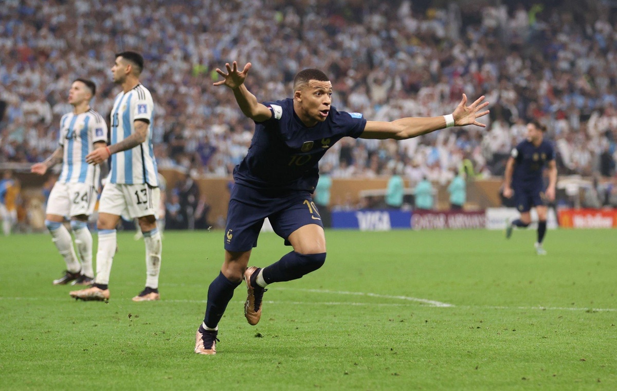 Mbappe gây sốt mạng xã hội sau khi lập cú đúp vào lưới Đan Mạch và Ba Lan, ghi 3 bàn vào lưới Argentina. Trong giải đấu mà Paul Pogba, N'Golo Kante và Karim Benzema vắng mặt, Mbappe là tâm điểm duy nhất của Pháp.