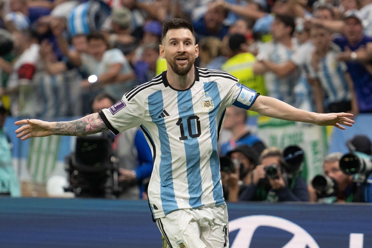 Messi chơi một kỳ World Cup chói sáng, khi đóng góp 7 bàn và 3 kiến tạo cho Argentina. World Cup 2022 được xem là lần cuối cùng Leo chinh chiến ở sân chơi này, do đó anh càng thu hút chú ý. Argentina giành cúp là thành quả ngọt ngào cho cả sự nghiệp chờ đợi của Messi.