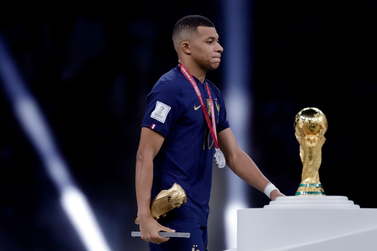 Pháp không vô địch World Cup 2022 là tiếc nuối cho Kylian Mbappe. Sao PSG ghi 8 bàn trên đất Qatar, trong đó có cú hat-trick ở chung kết nhưng không gồng gánh nổi tập thể. Sau chung kết, Mbappe phủ sóng mạng xã hội và truyền thông với tư cách người bại trận.