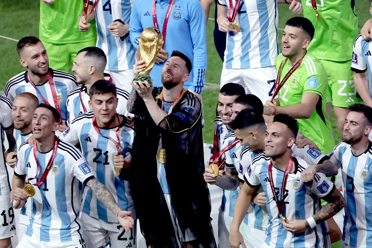 Lionel Messi hiển nhiên là người được nhắc đến nhiều nhất tại World Cup. Chỉ riêng bài đăng ăn mừng vô địch trên Instagram đã hút gần 70 triệu lượt thích, đánh bại tấm ảnh "quả trứng" kinh điển để lập kỷ lục mới. Có đến hàng trăm triệu lượt nhắc tên Messi, tương tác các bài đăng về Messi trên mọi nền tảng mạng xã hội, truyền thông 3 ngày qua.