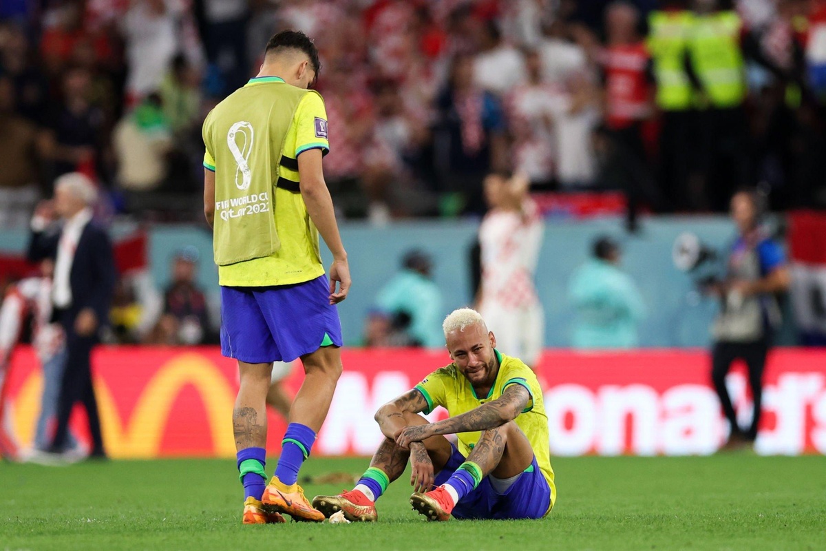 Neymar luôn là tâm điểm trong các trận đấu của tuyển Brazil. Sau khi Selecao thất bại ở tứ kết, cái tên Neymar phủ sóng mạng xã hội và truyền thông. CĐV tiếc cho Neymar khi anh lại lỡ hẹn giấc mơ vô địch World Cup.
