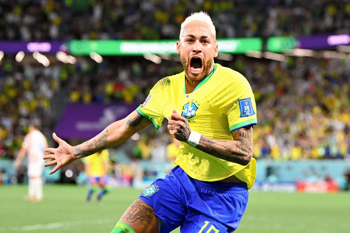 Neymar chấn thương sau trận ra quân World Cup. Anh trở lại, ghi bàn vào lưới Hàn Quốc ở vòng 16 đội. Đến trận tứ kết, sao PSG ghi bàn ở hiệp phụ, song không đủ để giúp Brazil chiến thắng. Neymar còn cơ hội dự thêm ít nhất một kỳ World Cup, nhưng lúc này anh đã 30 tuổi.
